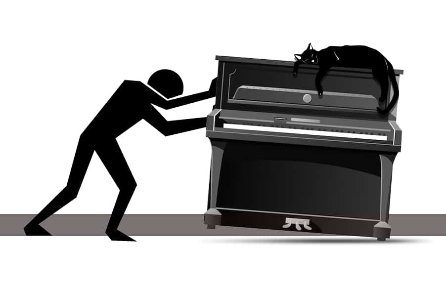 Homme stylisé noir pousse avec effort un lourd piano droit noir sur lequel un chat noir dort paisiblement.